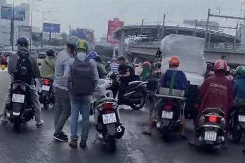 Nhiều người đi xe máy té trên cầu Sài Gòn sau cơn mưa 'giải nhiệt'