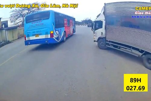 Phẫn nộ tài xế xe tải quay đầu cực ẩu ngay chân cầu