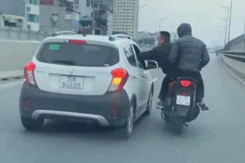 Phải xử lý thật nặng 2 kẻ tạt đầu ô tô để trị thói 'hổ báo' trên đường