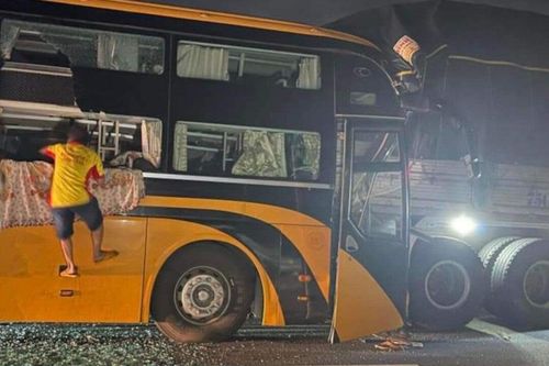 Xe khách tông xe tải trên cao tốc Nha Trang - Cam Lâm, 2 người chết