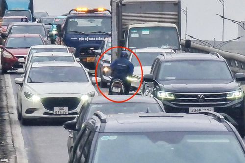 Xe máy leo lên đường Vành đai 2 trên cao, quay đầu chạy ngược chiều khi gặp CSGT