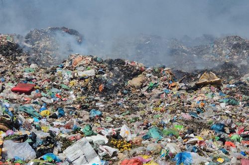 Dân khổ sở vì sống chung với 'núi' rác rộng 5.000m2, cháy âm ỉ ngày đêm