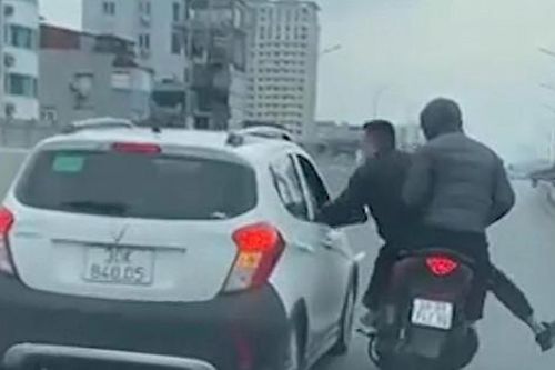 Hà Nội: Lời khai ban đầu của 2 thanh niên đi xe máy đe dọa đánh người trên Vành đai 2