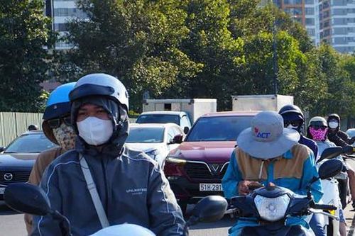 TP Hồ Chí Minh: Nắng như đổ lửa, người dân trùm kín mít khi ra đường