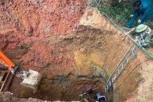 Sạt lở đất ở Ba Vì làm 2 anh em tử vong