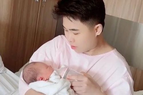 Cặp đôi ở TPHCM: 'Chồng' mang bầu được 'vợ' trẻ chiều hết cỡ