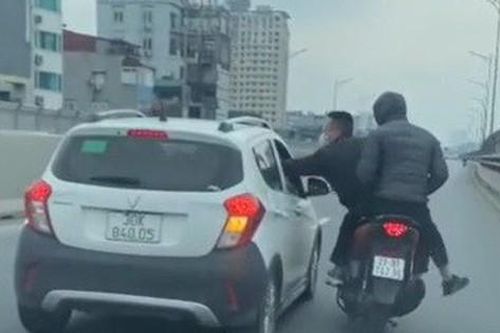 Triệu tập hai thanh niên đi xe trên đường vành đai 2 gây gổ với xe ô tô