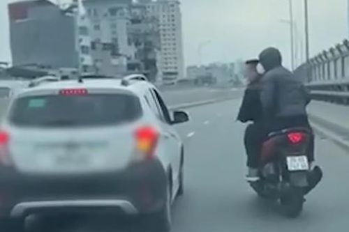 Công an xác minh, làm rõ vụ 2 người đi xe máy hành hung tài xế trên đường vành đai 2