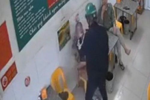 Người đàn ông tẩm xăng, phóng hỏa 'tình địch' tại quán bia phải đối mặt mức án nào?