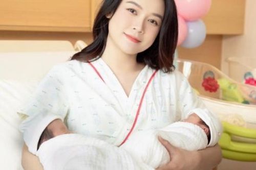 HOT: Sam sinh đôi 1 trai 1 gái, nhan sắc mẹ bỉm sau vượt cạn khiến dân tình trầm trồ