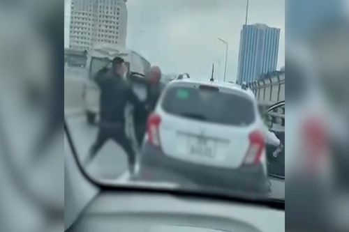 Lời khai 2 người đi xe máy tạt đầu ô tô, đánh người ở đường Vành đai 2 trên cao