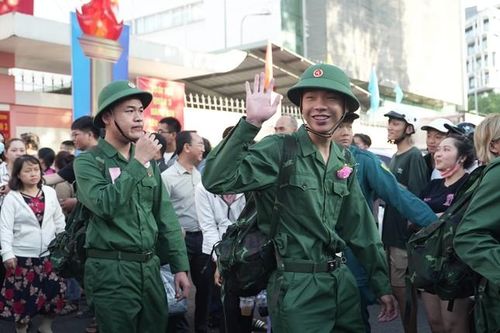 Những hình ảnh xúc động tại Lễ giao nhận quân TP.HCM: Tự hào màu áo lính, bịn rịn lời chia tay