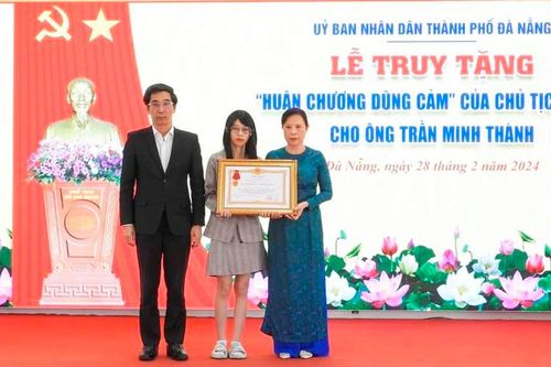 Đà Nẵng: Trao Huân chương Dũng cảm cho bảo vệ ngân hàng bị cướp đâm tử vong
