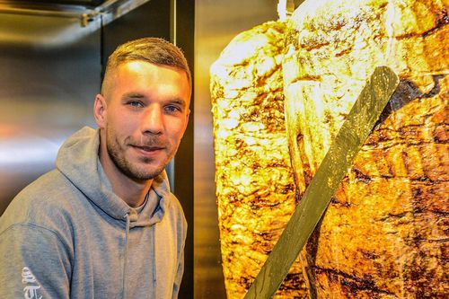 Podolski kiếm bộn tiền nhờ bán bánh mì kebab