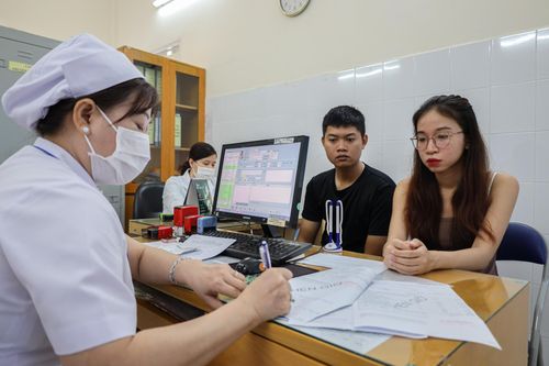 Vợ chồng trẻ ở TP.HCM ráo riết tìm con năm Rồng
