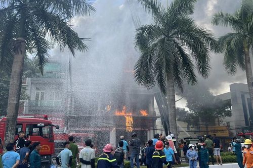 Cháy lớn tại gara sửa ô tô ở Cần Thơ