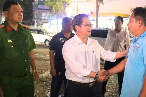 Chủ tịch UBND TP Cần Thơ thăm, động viên gia đình gặp hỏa hoạn