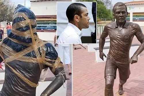 Choáng với cách cổ động viên Brazil phá hoại bức tượng Dani Alves