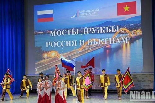 Biểu diễn nghệ thuật ca ngợi tình hữu nghị Nga-Việt Nam