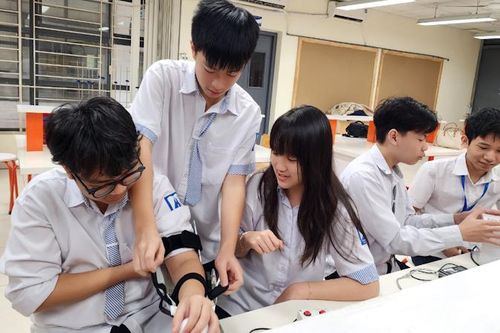 Học sinh Hà Nội chế tạo thiết bị thông minh hỗ trợ bệnh nhân tai biến