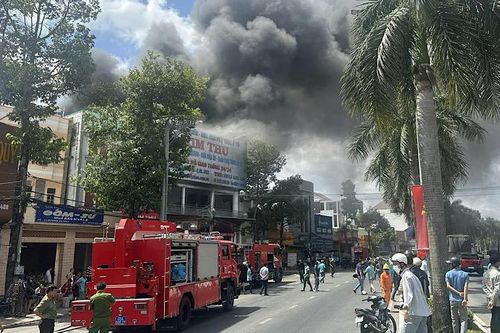 Cần Thơ: Cháy lớn tại một garage sửa chữa ô-tô