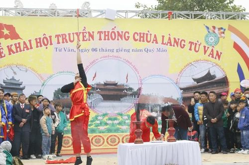 Trong gió xuân đượm thơm mùi khói kéo lửa