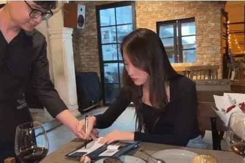 MC Khánh Vy lộ khoảnh khắc 'phú bà', quẹt thẻ mua quà không cần sale