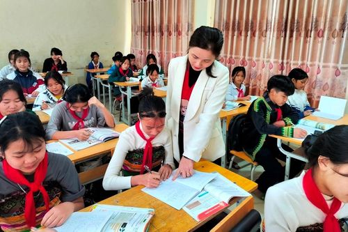 Trường vùng cao 'học mà vui' kéo trò tới lớp
