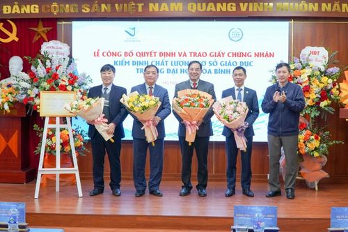 Trao giấy chứng nhận kiểm định chất lượng cho Trường Đại học Hòa Bình