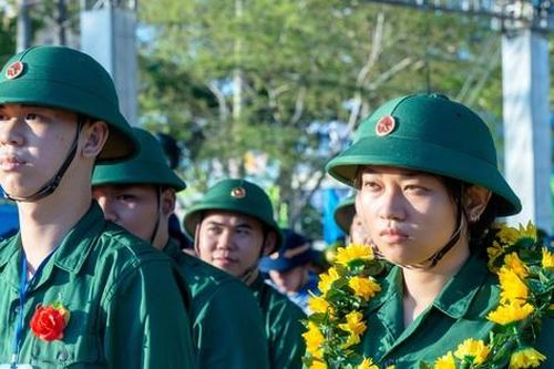 Nữ cử nhân kế toán tình nguyện viết đơn nhập ngũ
