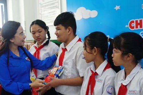 Hội Đồng Đội Trung ương tặng tủ sách và học bổng cho thiếu nhi Bến Tre