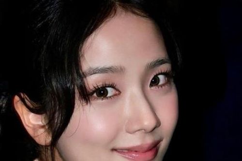 Rosé diện mốt lộ nội y, Jisoo hóa cây Dior sống gây sốt