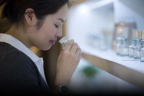 Giới trẻ Trung Quốc dùng nước hoa như liệu pháp mùi hương để giảm căng thẳng