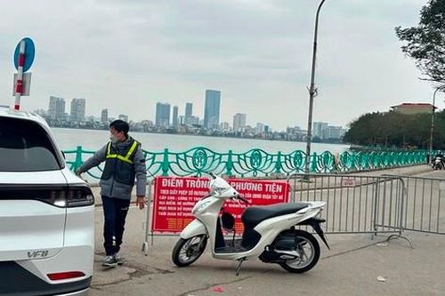 Bãi xe 'chặt chém' ở khu vực phủ Tây Hồ lại bịt đường, ép xe vào gửi