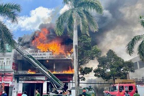 'Bà hỏa' thiêu rụi garage ô tô