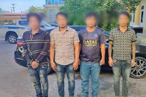 Người đàn ông đang ngồi chơi bên đường thì bị đâm tử vong