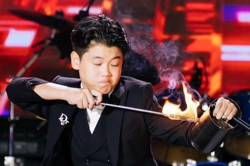 Ảo thuật gia Bảo Long ám ảnh khi bị cây nhọn đâm trúng lưng khi mới 13 tuổi