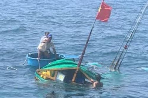 Tạm dừng tìm kiếm 2 ngư dân mất tích trên biển do chìm tàu