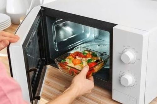 Cho thực phẩm vào lò vi sóng nên đóng hay mở nắp?