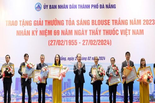 Đà Nẵng tôn vinh 20 y, bác sĩ đoạt giải thưởng 'Tỏa sáng Blouse trắng'