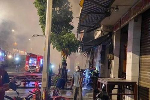Cháy 2 cửa hàng bán đồ gỗ mỹ nghệ, nhiều tài sản bị thiêu rụi