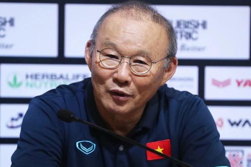Báo Hàn chỉ trích quan chức vì không chọn huấn luyện viên Park dẫn dắt đội nhà; Siêu sao Ronaldo bị treo giò 2 trận vì hành động phản cảm