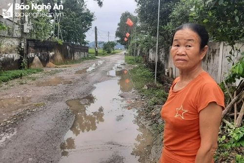 Đường hư hỏng không thể sửa chữa do 'mất liên lạc với nhà thầu'