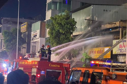 TP Hồ Chí Minh: Cháy cửa hàng đồ gỗ giữa đêm khuya