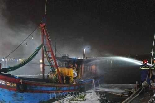 Quảng Ngãi: Kịp thời dập tắt cháy ở hai tàu cá trong đêm