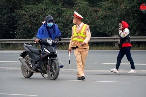 Xử phạt hàng trăm xe máy liều lĩnh đi vào làn ô tô trên Đại lộ Thăng Long