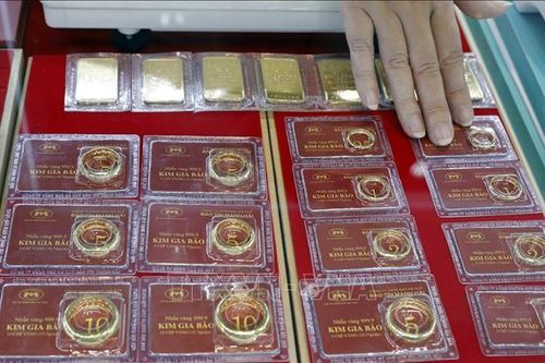 Người dân vẫn tìm mua dù giá vàng nhẫn tăng kỷ lục