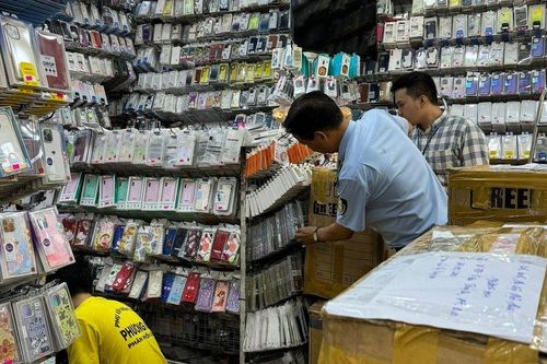 Tp.HCM: Tạm giữ gần 28.000 sản phẩm vi phạm tại các cửa hàng ĐTDĐ