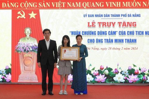 Bảo vệ ngân hàng bị cướp đâm tử vong được tặng Huân chương dũng cảm