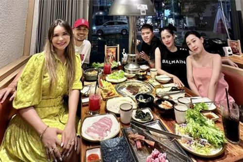 Vợ Hồ Tấn Tài diện đồ gợi cảm, thoải mái đi ăn với vợ chồng đồng nghiệp của chồng dù chàng cầu thủ vắng nhà